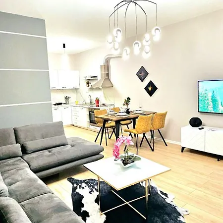 Center Easy_luxury 地拉那